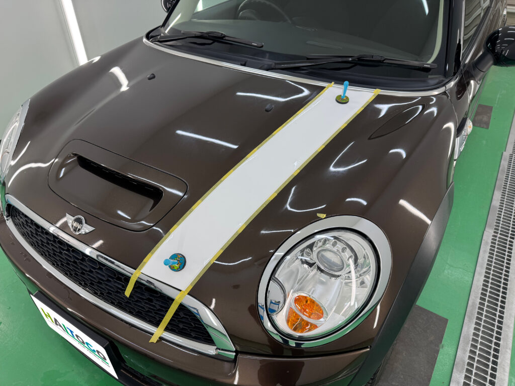 MINI クラブマン R55 ボンネットストライプ位置調整・施工中