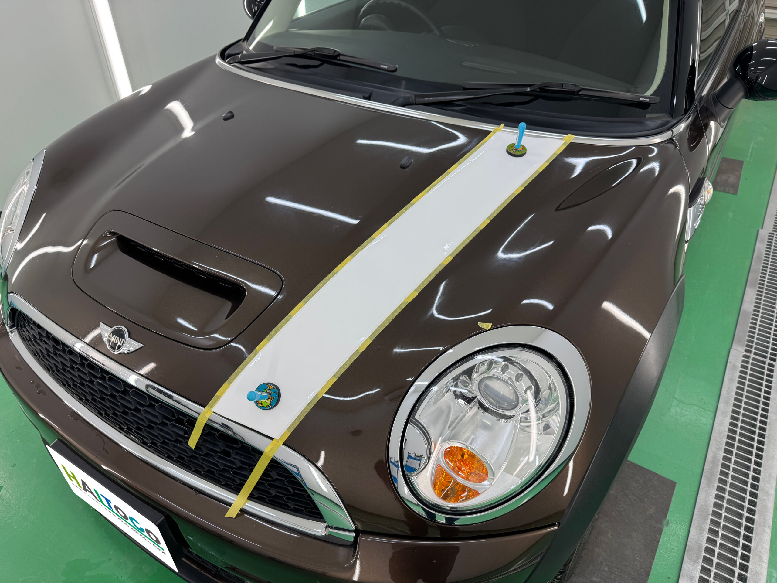 MINI クラブマン R55 ボンネットストライプ位置調整・施工中