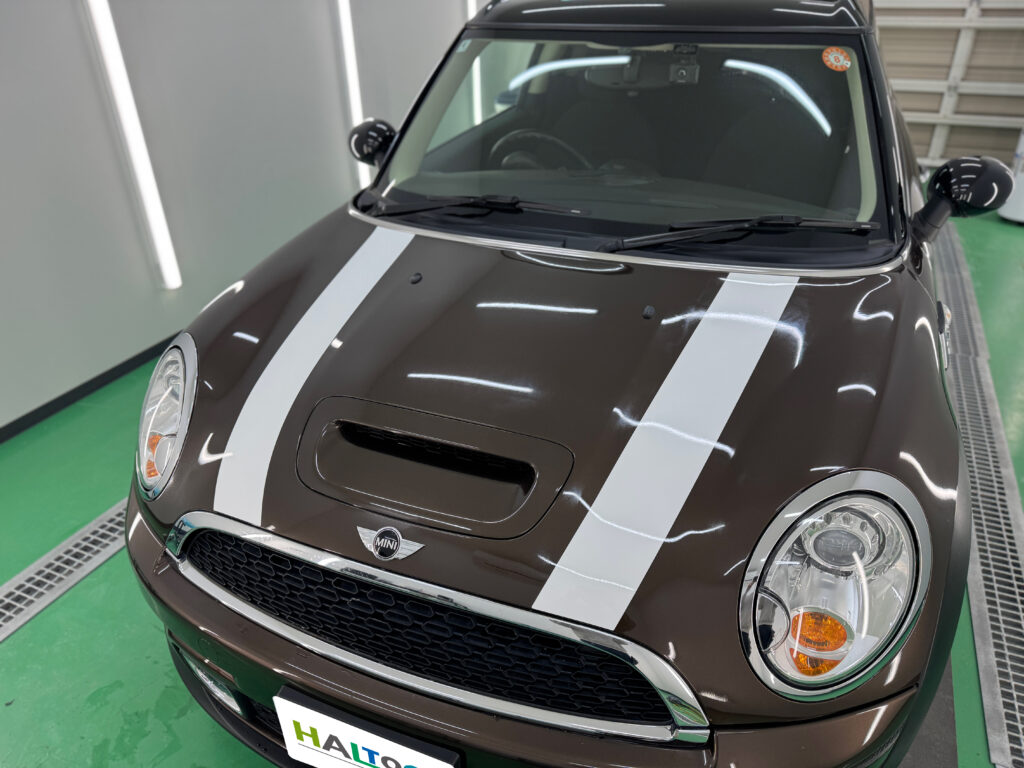 MINI クラブマン R55 ホワイトボンネットストライプ施工後 斜め前