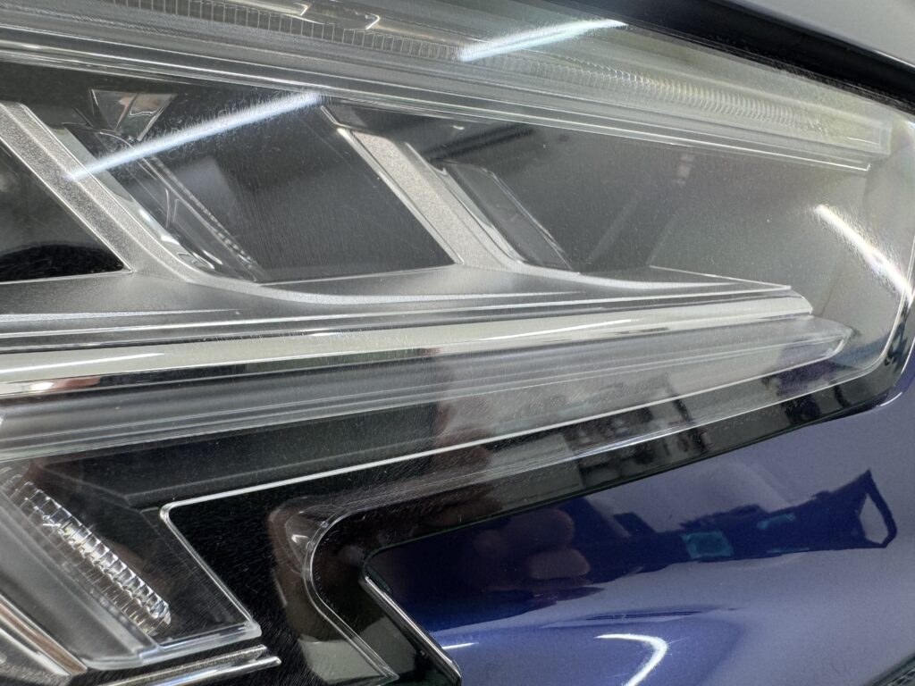 Audi S4 施工前の細かなクラックが発生したヘッドライト