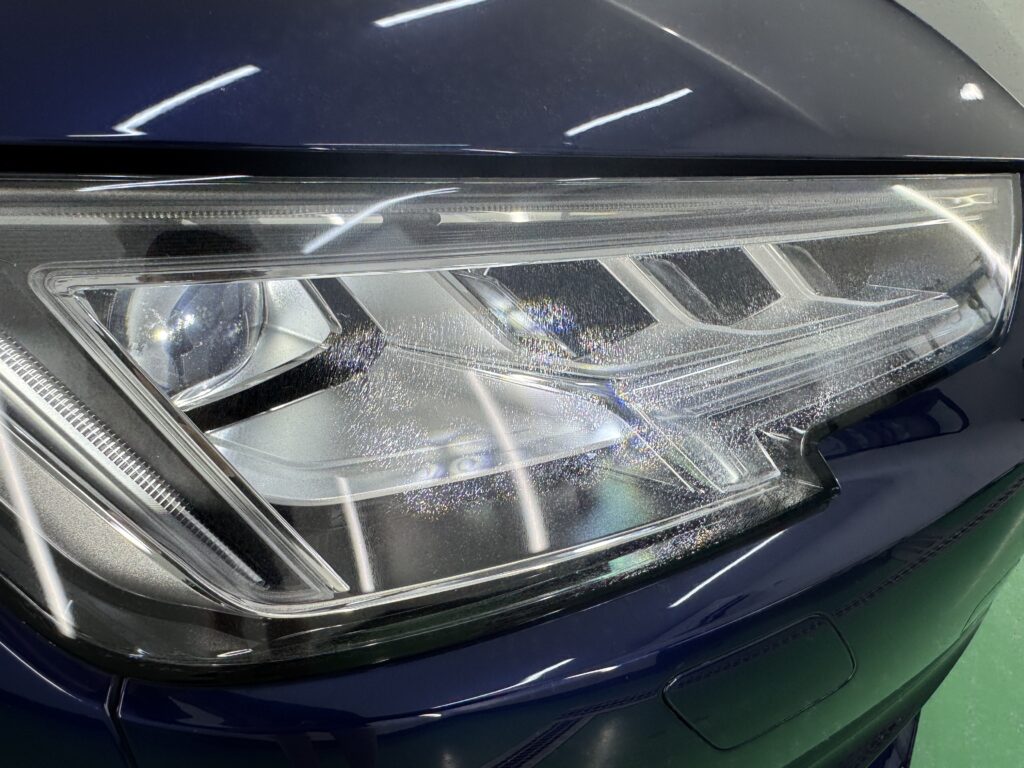Audi S4 ヘッドライト表面に発生したクラックと劣化の状態