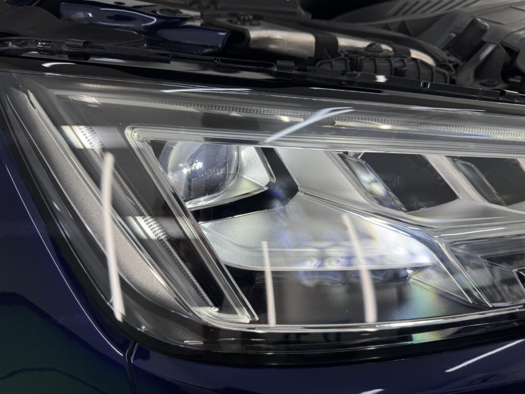 Audi S4 ヘッドライトリペアのポリッシュ完了後