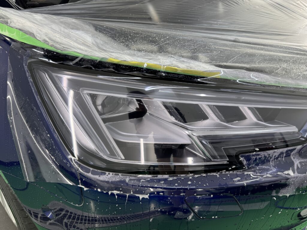 Audi S4 ブラックヴァイオレットPPF施工時のスキージング作業