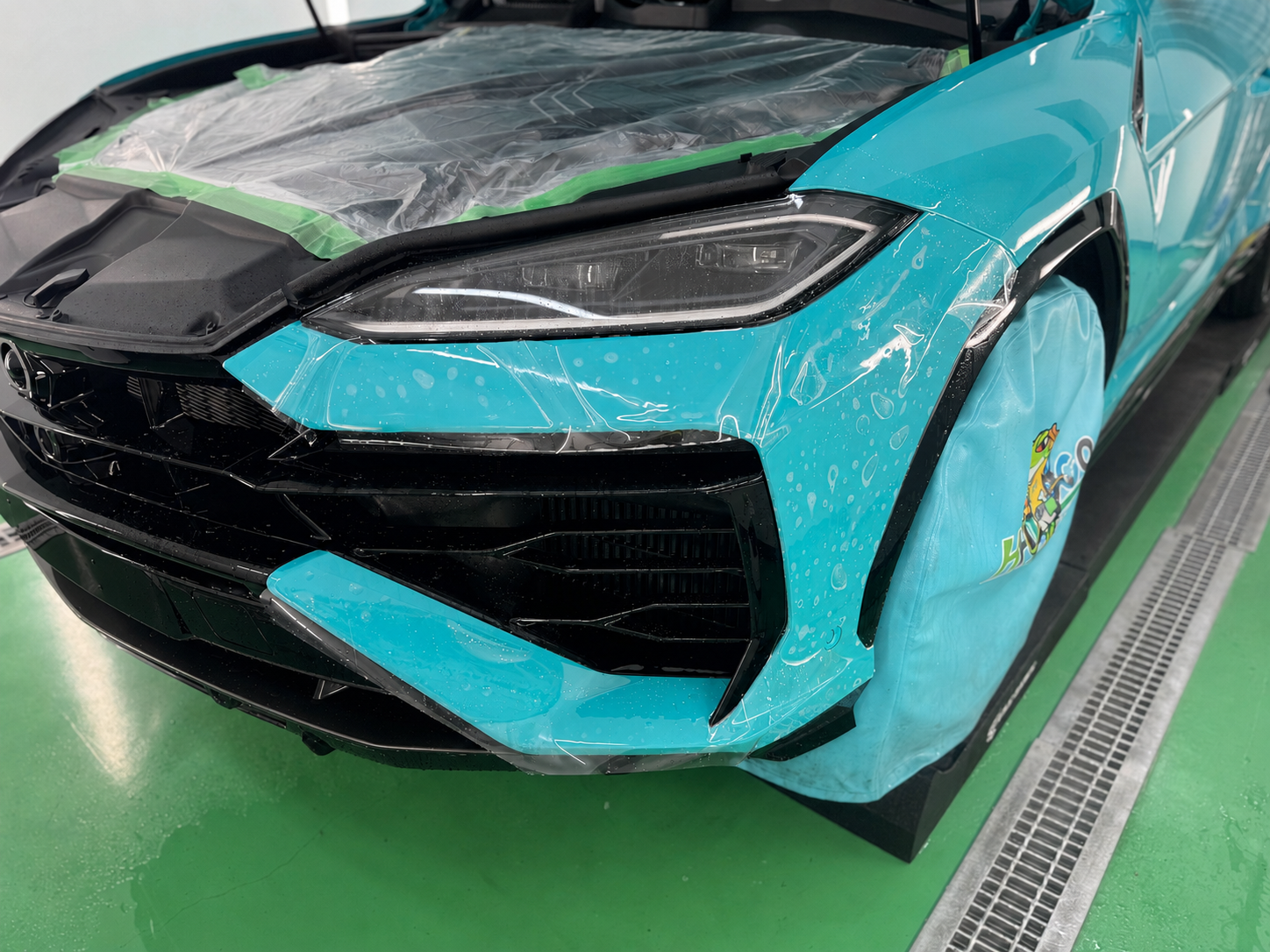 Lamborghini Urus SE フロントバンパーのプロテクションフィルム施工