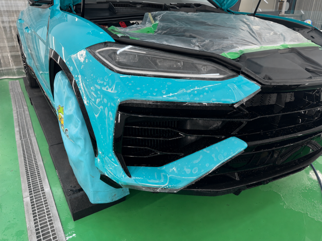 Lamborghini Urus SE フロントバンパーPPF施工中