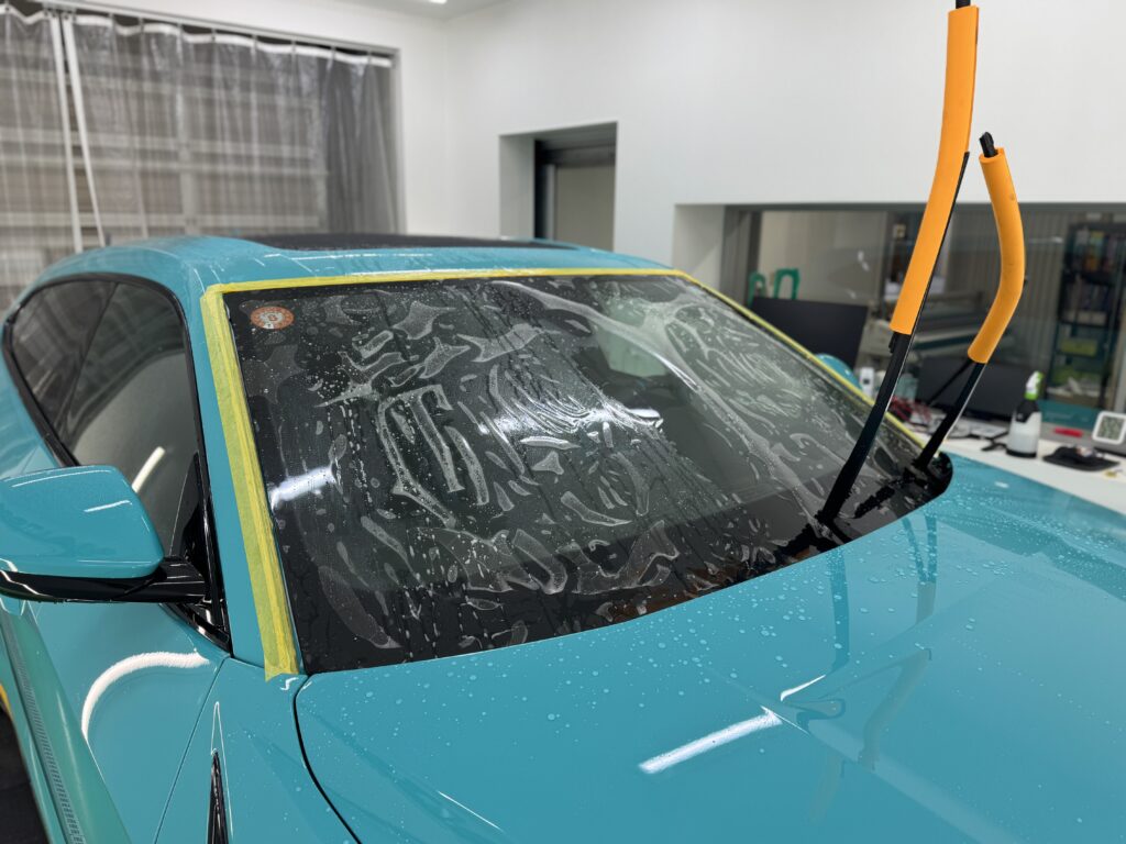 Lamborghini Urus SE フロントガラスプロテクションフィルム施工