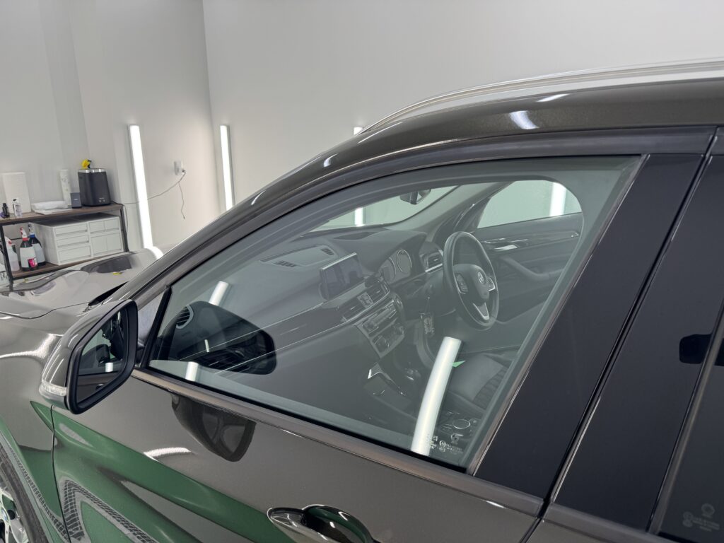 透明断熱フィルムFGR-500施工後のBMW X1フロントドアガラス