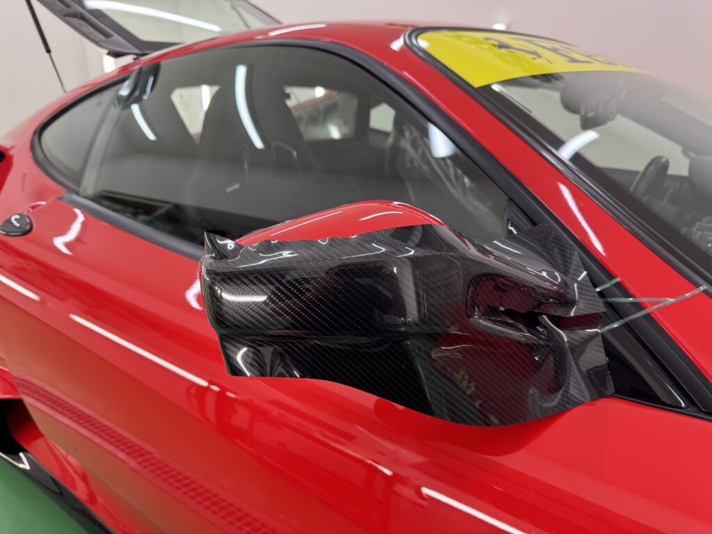 フェラーリF430のドアミラーを分割してグロスカーボンPPF施工している様子