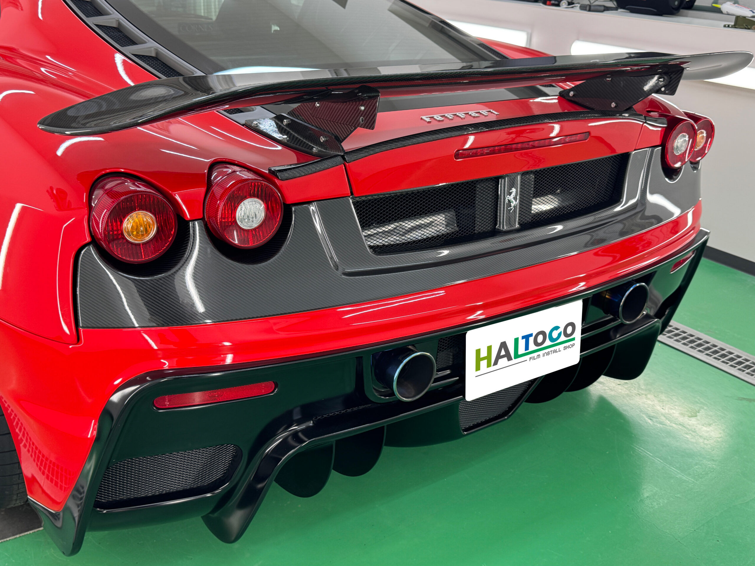 グロスカーボンPPFでスクーデリア風にブラックアウトしたフェラーリF430リアバンパー完成