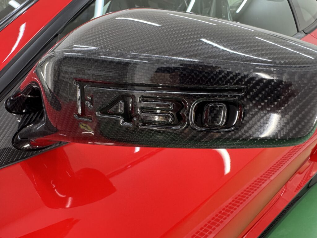 フェラーリF430ドアミラーのF430ロゴ部分をグロスブラックでアクセント施工した仕上がり
