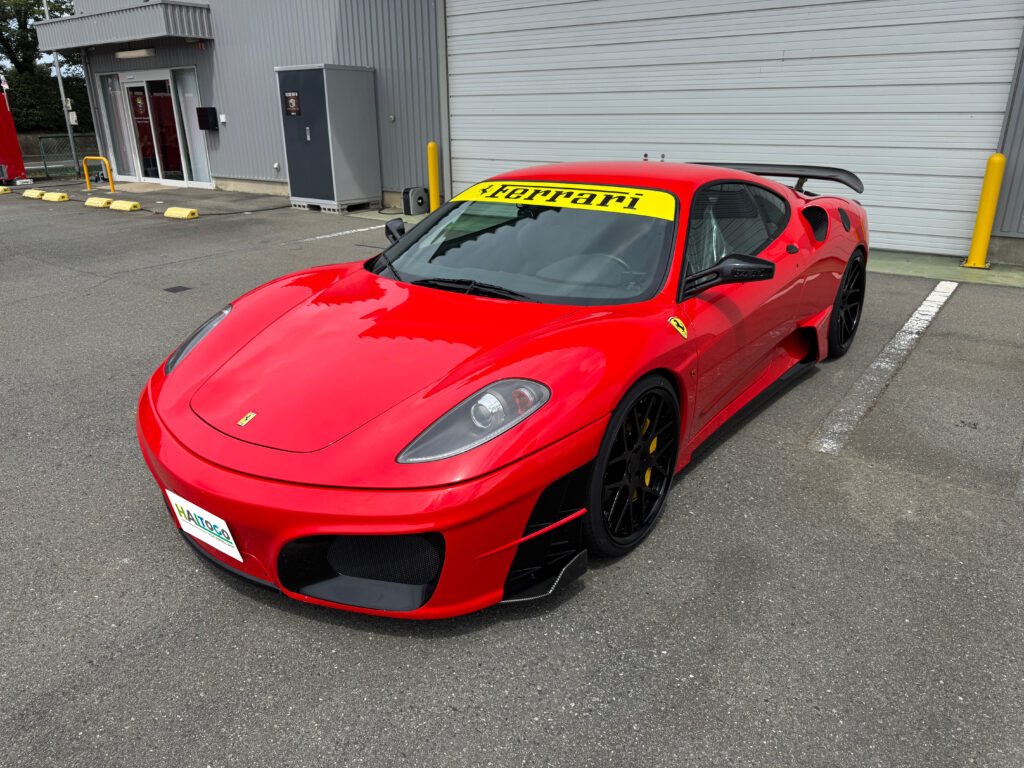リアバンパーとドアミラーをグロスカーボンPPFでブラックアウトしたフェラーリF430