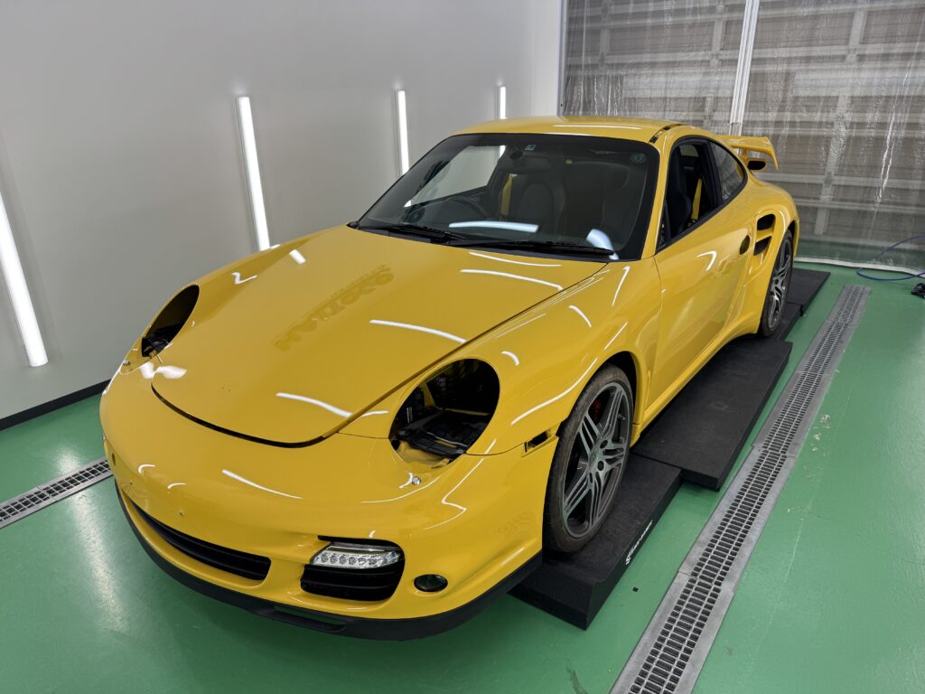 ポルシェ911 Turbo(997.1)フルラッピング施工前のイエローボディをフロントから撮影