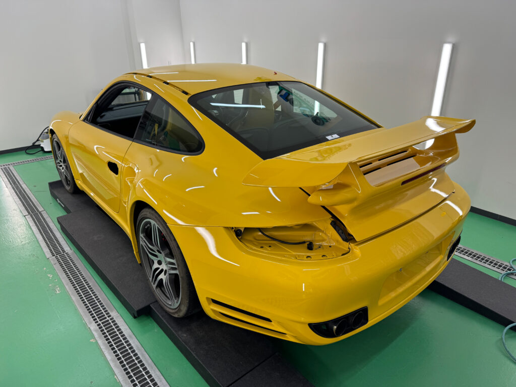 ポルシェ911 Turbo(997.1)フルラッピング施工前のイエローボディをリアから撮影