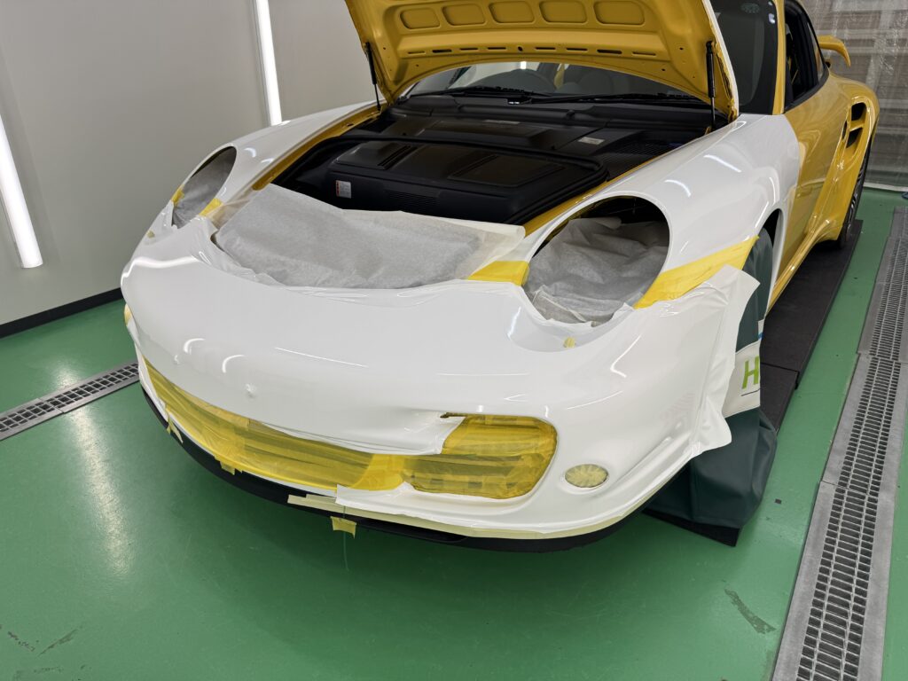 ポルシェ911 Turbo(997.1)のフロントバンパーをグロスホワイトでラッピング施工している様子