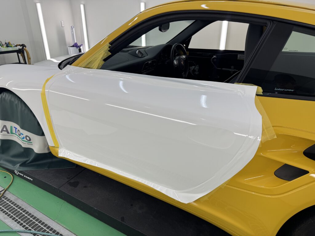 ポルシェ911 Turbo(997.1)のドアにグロスホワイトのラッピングフィルムを施工している様子
