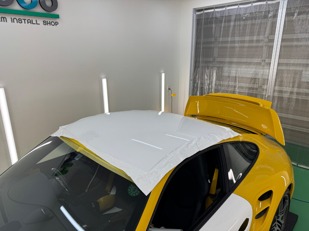 ポルシェ911 Turbo(997.1)のルーフをグロスホワイトでラッピング施工している様子