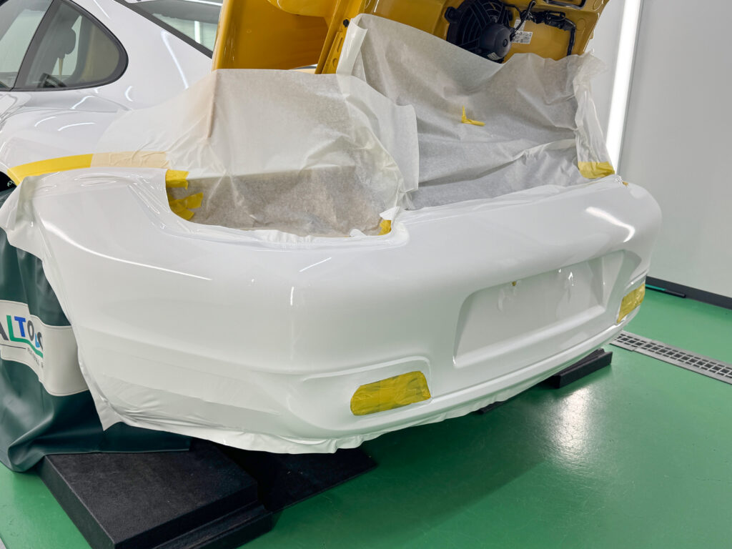 ポルシェ911 Turbo(997.1)のリアバンパーをグロスホワイトでラッピング施工している様子