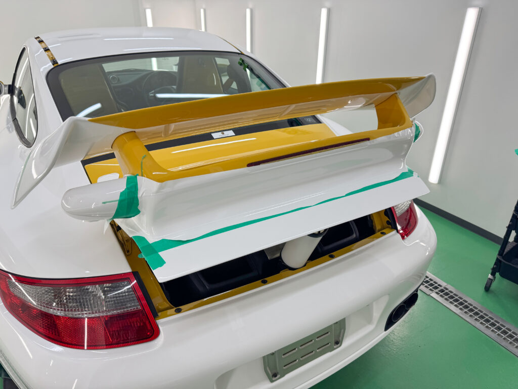 ポルシェ911 Turbo(997.1)のリアウイングをグロスホワイトでラッピング施工している様子