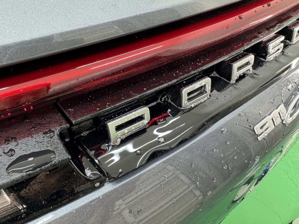 ポルシェ911 CarreraのPORSCHEロゴ下部リアガーニッシュにカラーPPFを施工している様