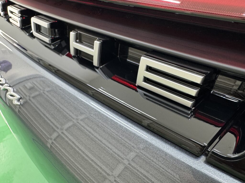 グロスブラックカラーPPFを施工したポルシェ911 Carreraのリアガーニッシュ完成