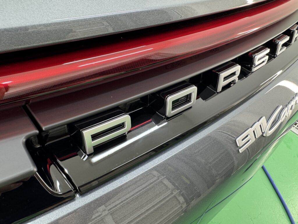 ポルシェ911 CarreraのPORSCHEロゴ下部リアガーニッシュのカラーPPF施工完成