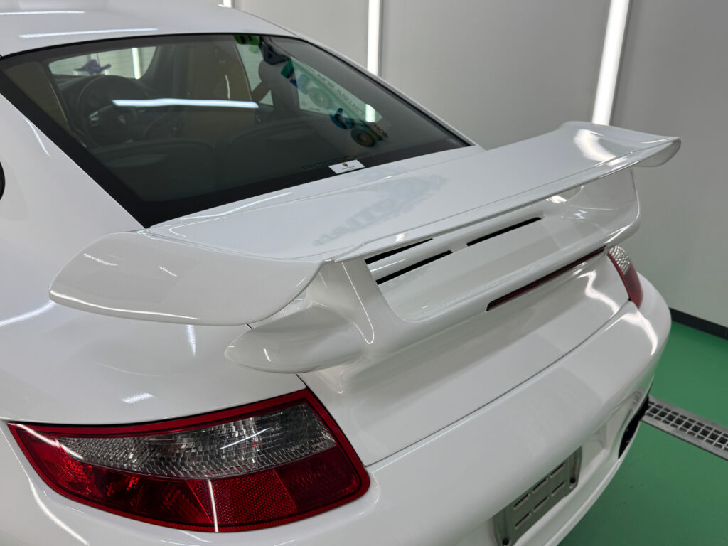 ポルシェ911 Turbo(997.1)のグロスホワイトラッピングが完成したリアウイング