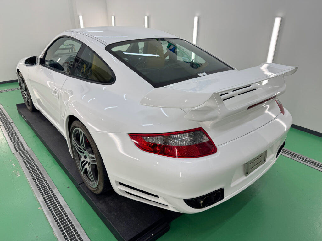グロスホワイトのフルラッピングが完成したポルシェ911 Turbo(997.1)のリアスタイル