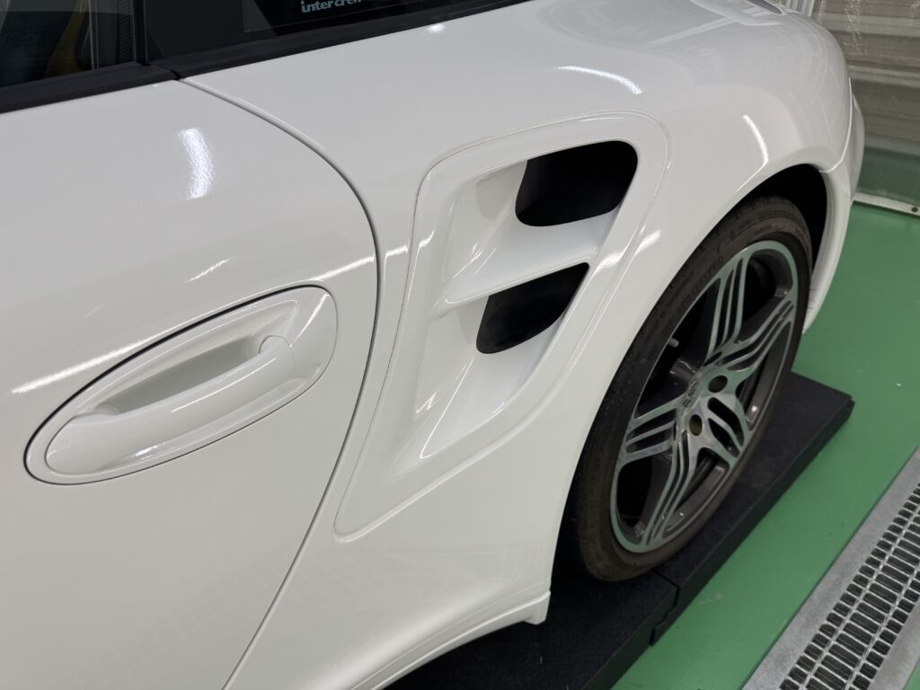 グロスホワイトのフルラッピングが完成したポルシェ911 Turbo(997.1)のリアフェンダーとサイドエアインテーク