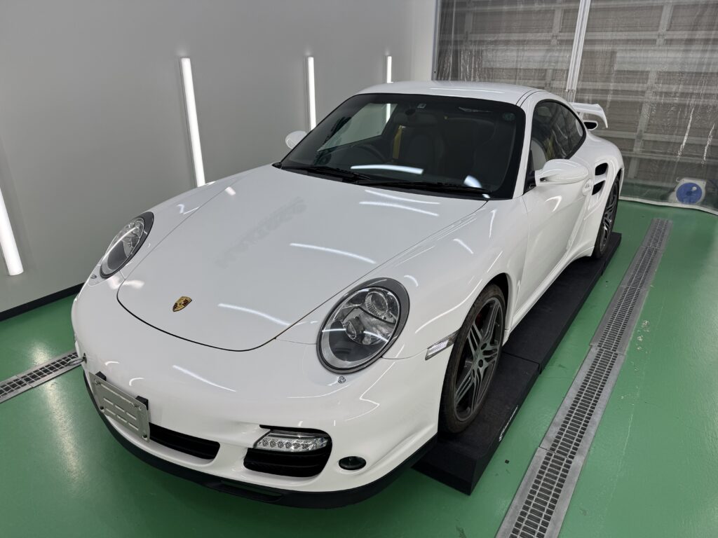 ORACALグロスホワイトでフルラッピングが完成したポルシェ911 Turbo(997.1)