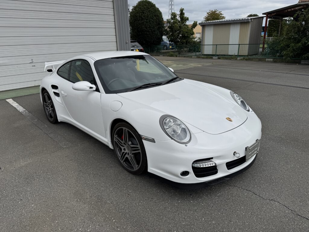 イエローからグロスホワイトへフルラッピングしたポルシェ911 Turbo(997.1)の完成車両