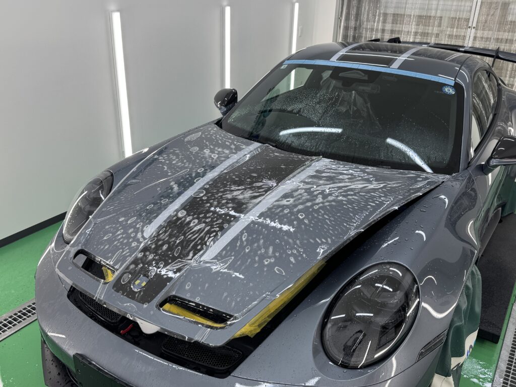 ポルシェ911 GT3 ボンネットへのプロテクションフィルム施工中