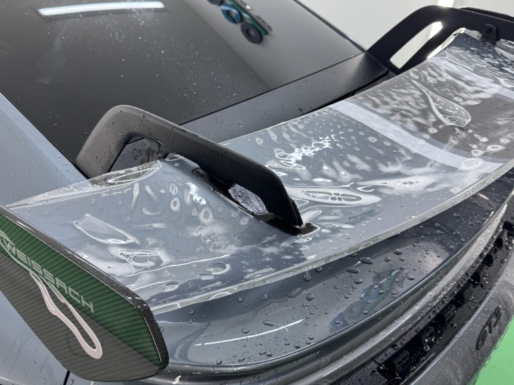 ポルシェ911 GT3 リアウイングへのプロテクションフィルム施工