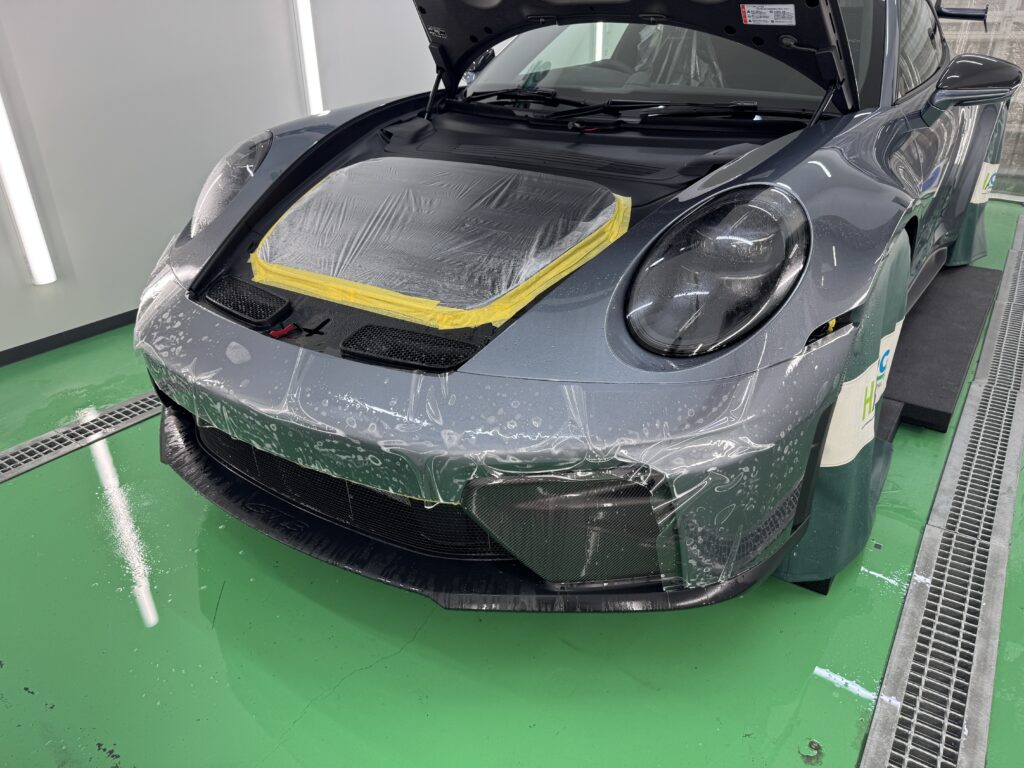 ポルシェ911 GT3 フロントバンパーへのPPF施工中