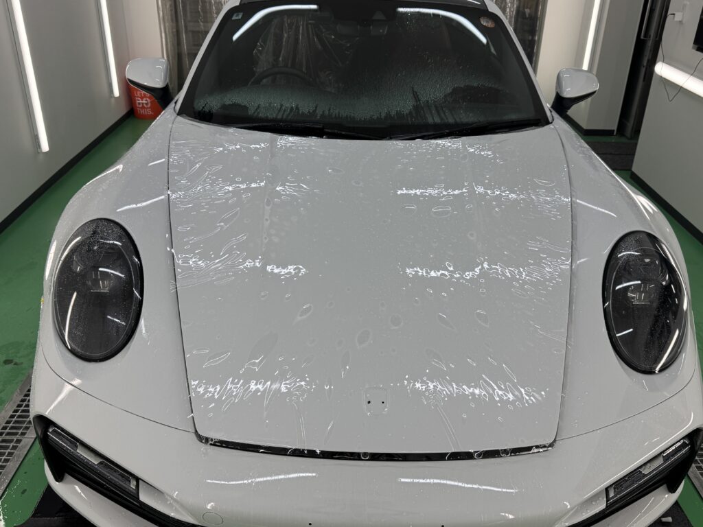 ポルシェ 911 Turbo S ボンネットにPPFを施工している様子