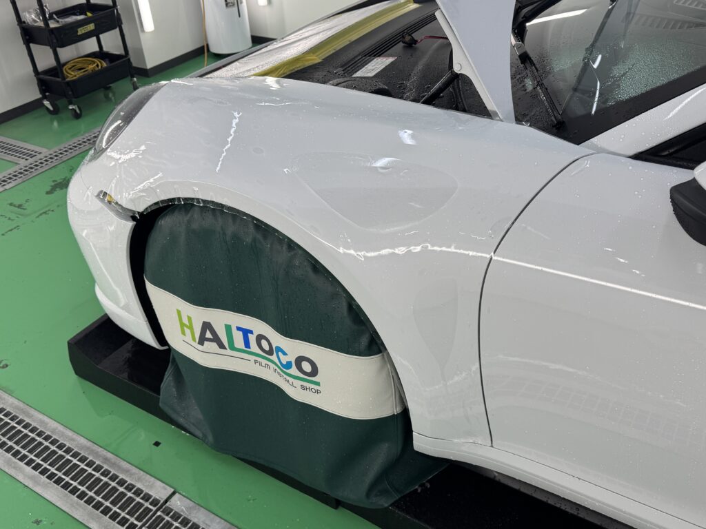 ポルシェ 911 Turbo S フロントフェンダーのプロテクションフィルム施工中