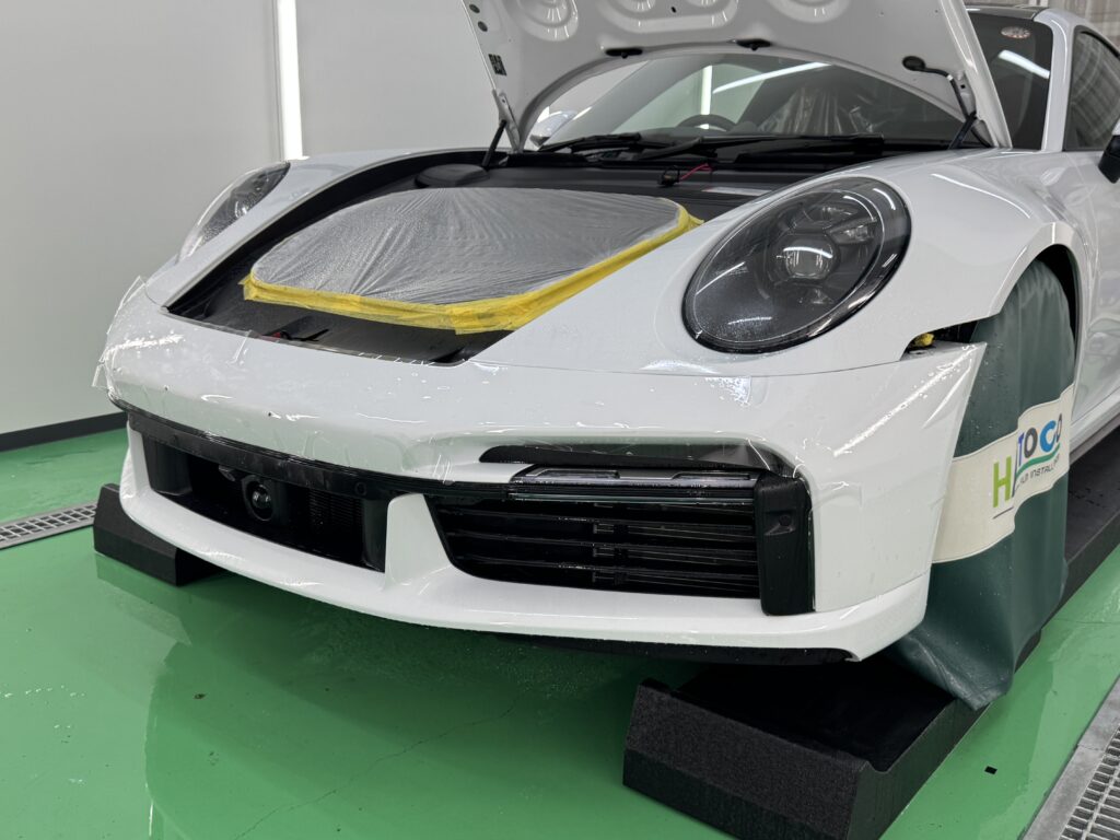 ポルシェ 911 Turbo S フロントバンパーのPPF施工中