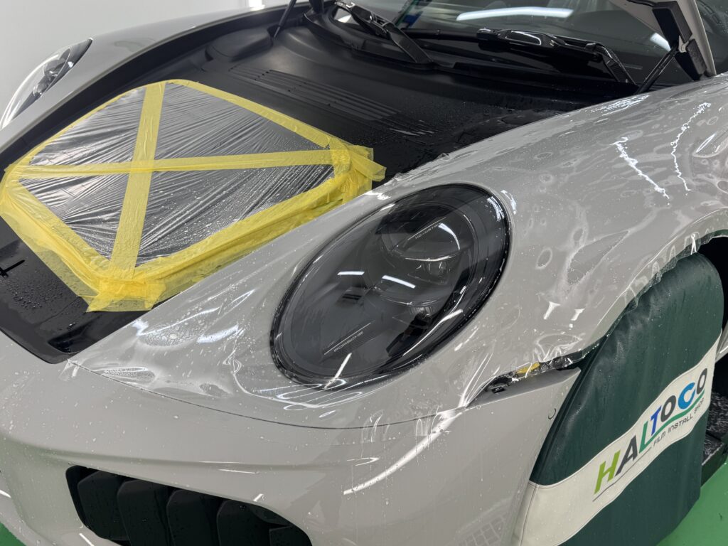 ポルシェ911ターボSカブリオレ992.2 フロントフェンダーPPF施工中