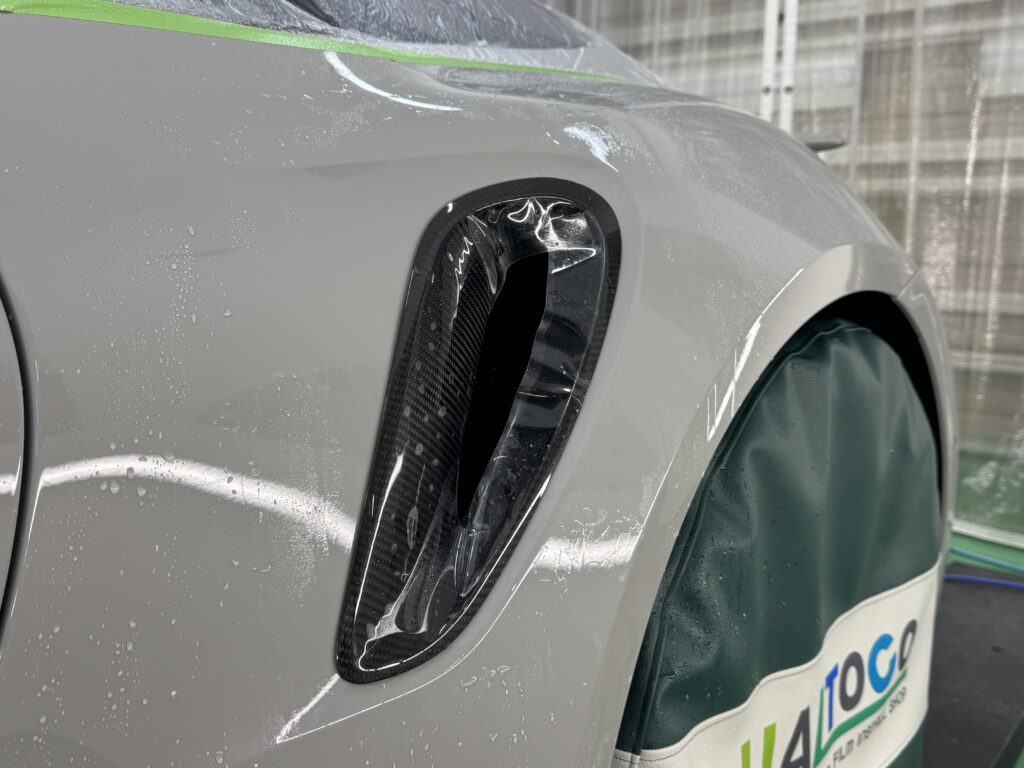 ポルシェ911ターボSカブリオレ992.2 サイドエアインテークPPF施工中