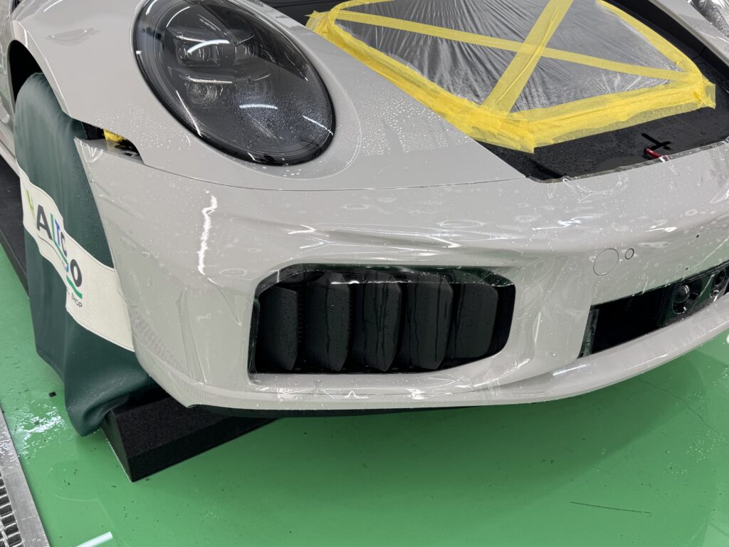 ポルシェ911ターボSカブリオレ992.2 フロントバンパープロテクションフィルム施工中