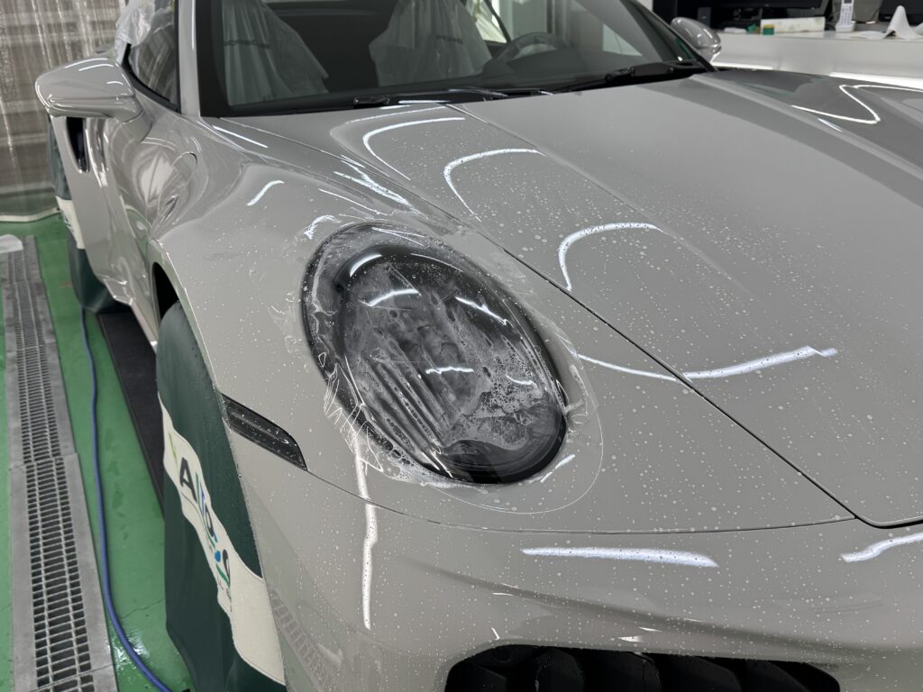 ポルシェ911ターボSカブリオレ992.2 ヘッドライトPPF施工中