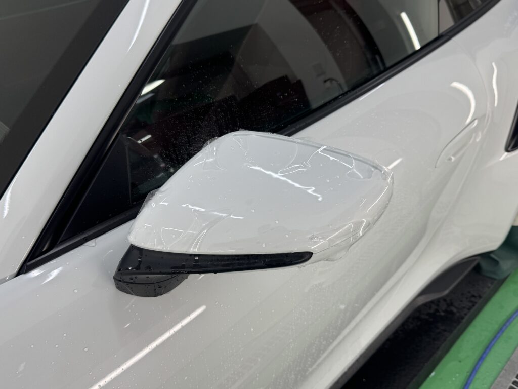 ポルシェ 911 Turbo S ドアミラーのプロテクションフィルム施工中