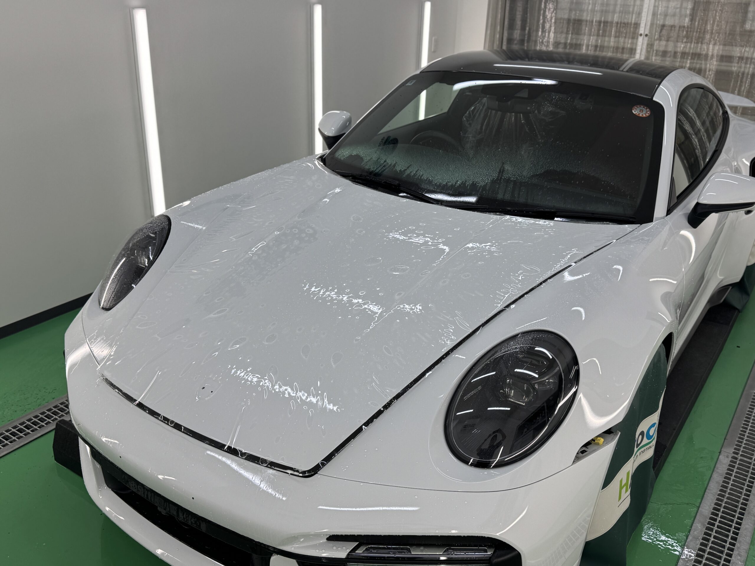 ポルシェ 911 Turbo S ボンネットのプロテクションフィルム施工中