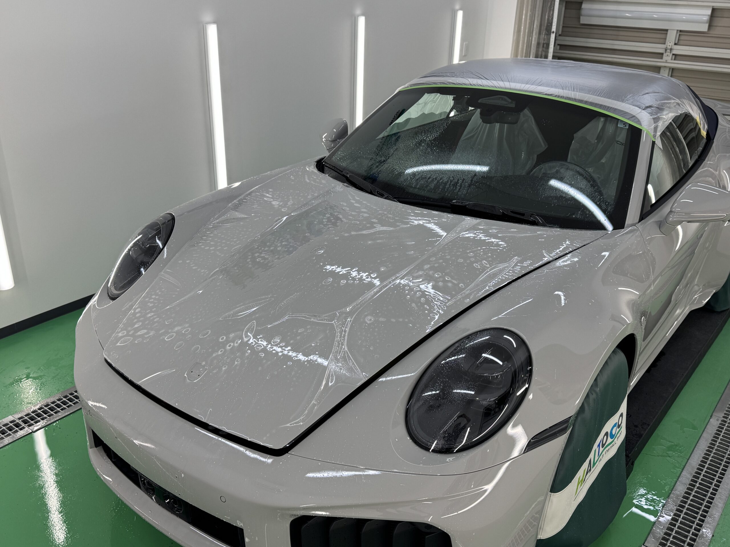 ポルシェ911ターボSカブリオレ992.2 ボンネットPPF施工中