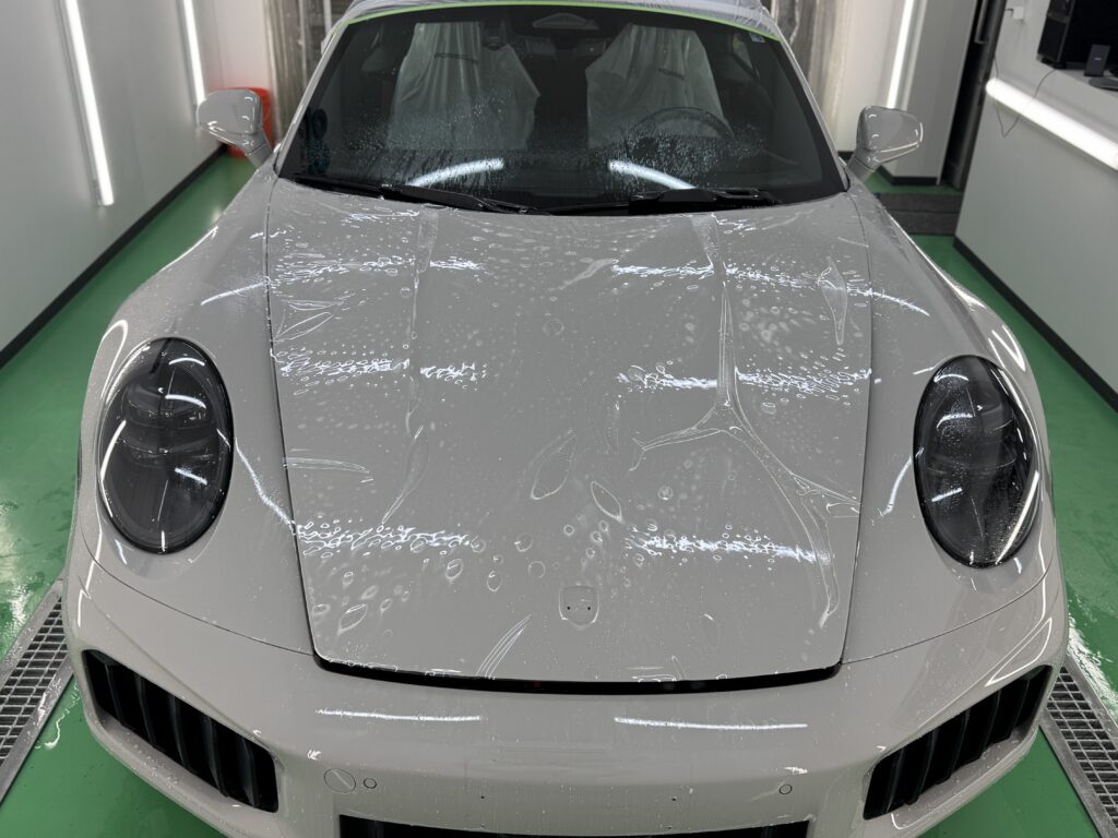 ポルシェ911ターボSカブリオレ992.2 ボンネットプロテクションフィルム施工中