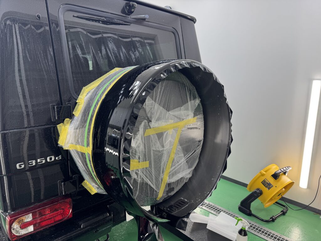 G350d スペアタイヤカバー メッキ グロスブラックラッピング施工中