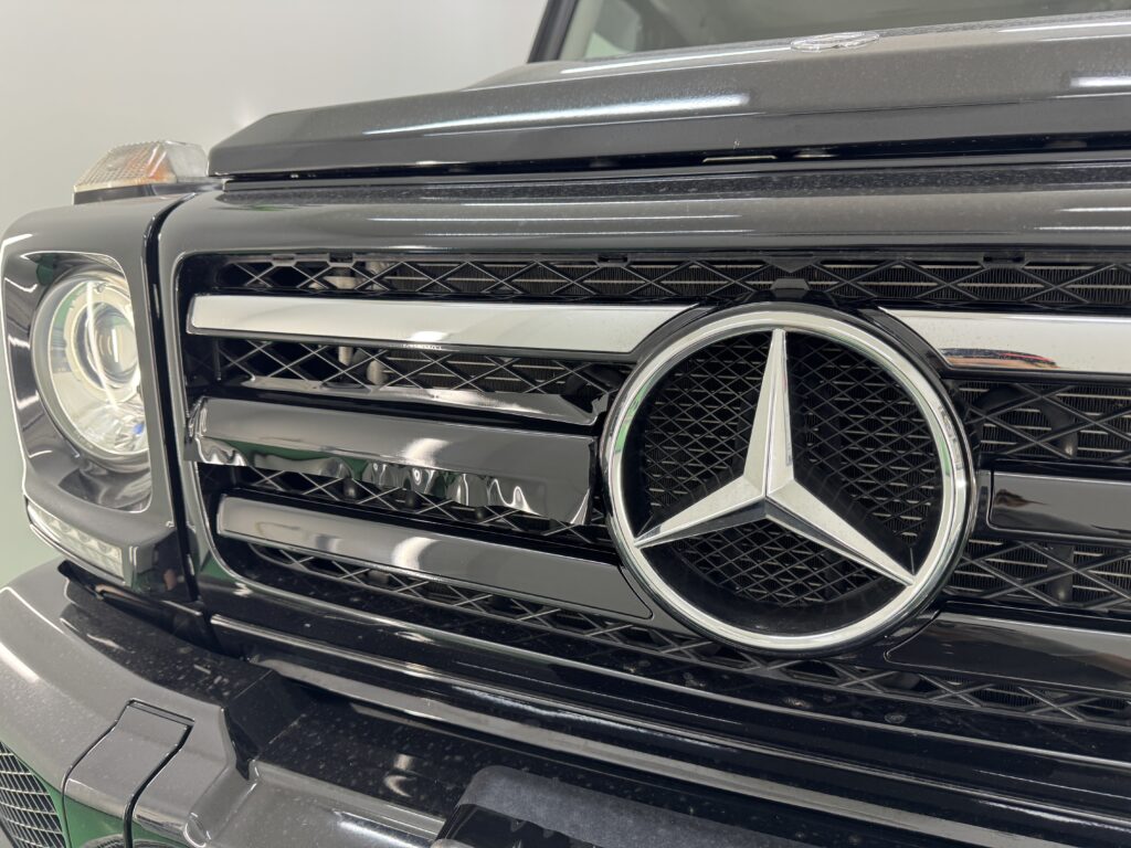 G350d フロントグリル メッキ部分 グロスブラックラッピング施工中