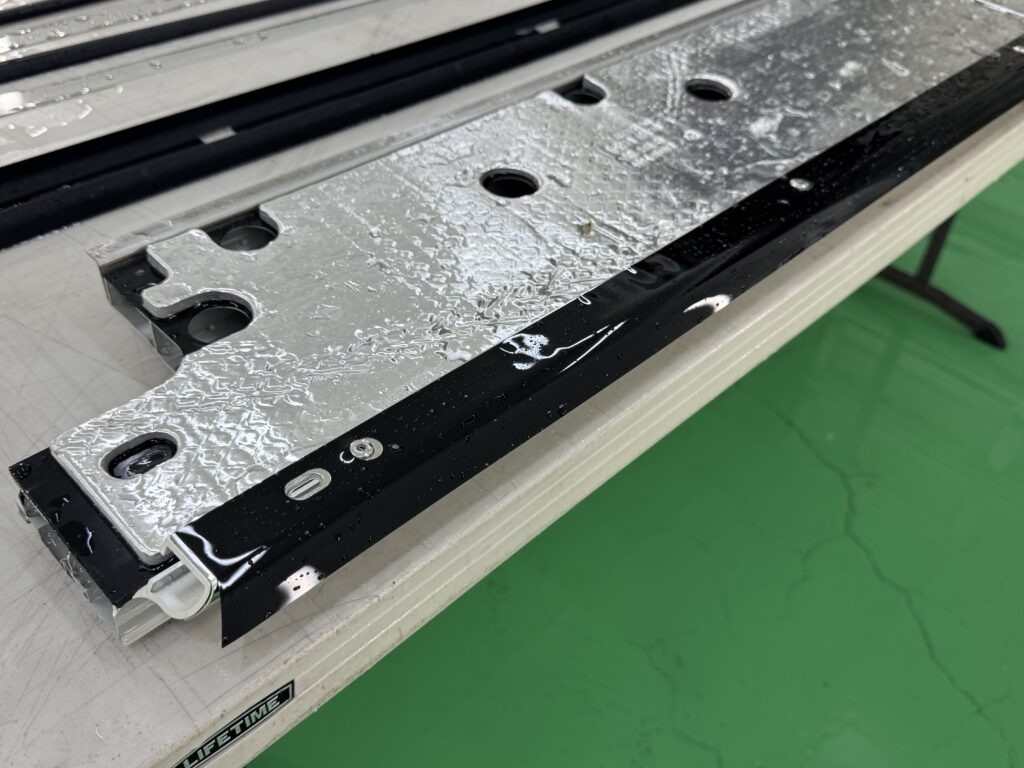 メルセデス・ベンツ G450dのランニングボードにグロスブラックのカラーPPFを施工している様子