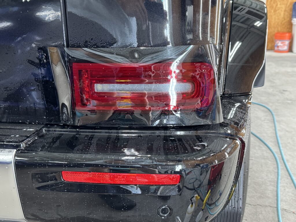 Mercedes-Benz G450d テールランプ スモークプロテクションフィルム施工中