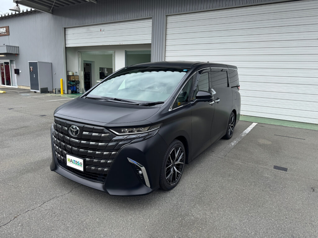 XPEL STEALTHフルプロテクション施工後のトヨタ アルファードをフロントから見た完成状態