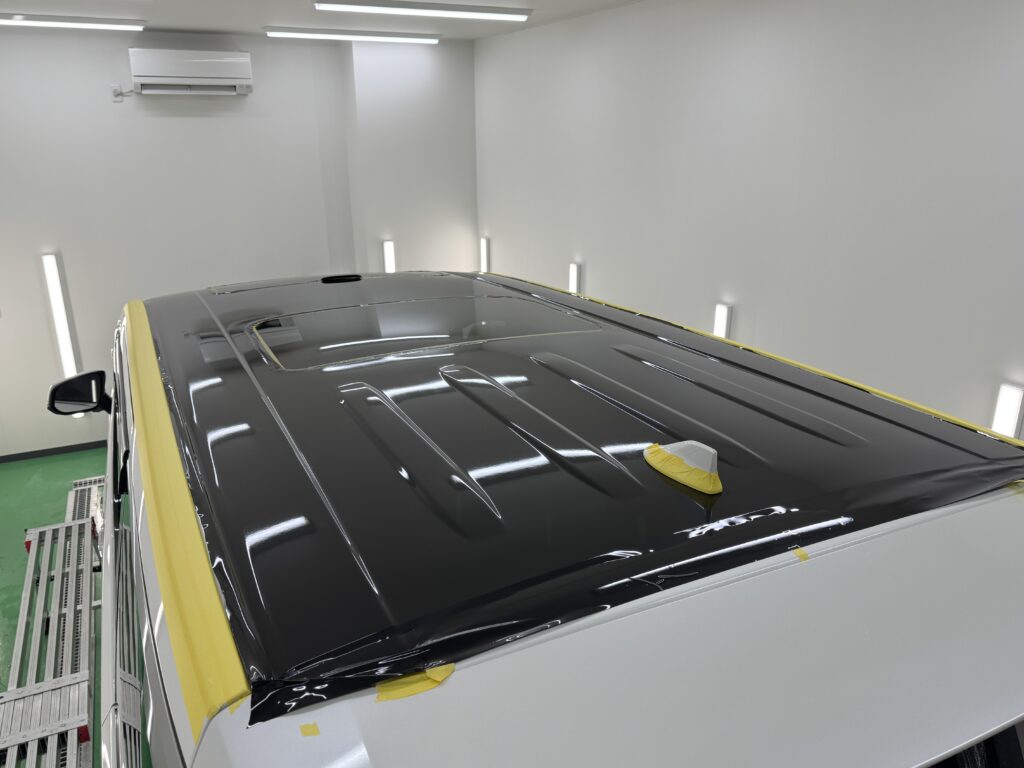 3M HG12 ハイグロスブラックをアルファードのルーフに施工している様子